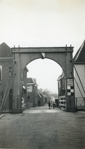 829039 Gezicht op de ophaalbrug over de Nieuwe Wetering in de Rijksstraatweg te Nieuwersluis (gemeente Loenen aan de Vecht).
